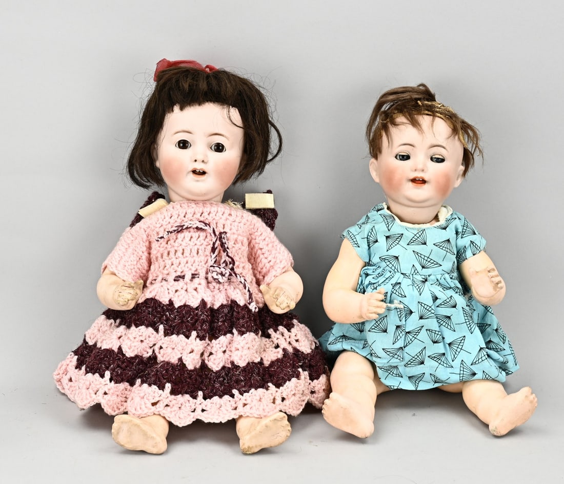 2x Antique porcelain doll: Two antique German porcelain dolls. Circa 1920. 1x Simon & Halby + Adolf Hüls, no. 156/32, real hair, baby body and sleep eyes. 1x Alt Beckl & Gottschalk, no. 1361/38, real hair, sleep eyes and baby