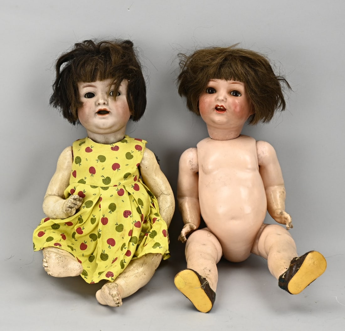 2x Antique porcelain doll: Two antique German porcelain dolls. Circa 1920. 1x Kammer & Reinhard, Simon & Halbig no. 126, with real hair, baby body and sleep eyes. 1x Heubach Koppelsdorf, no. 342.3, with real hair, baby body
