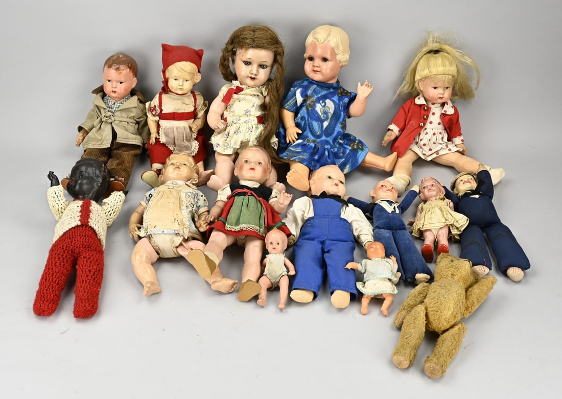 Lot of antique German dolls: Large lot with various antique German dolls. Including; celluloid, porcelain, paper mache. First half 20th century. Size: 10 - 40 cm. In good condition.