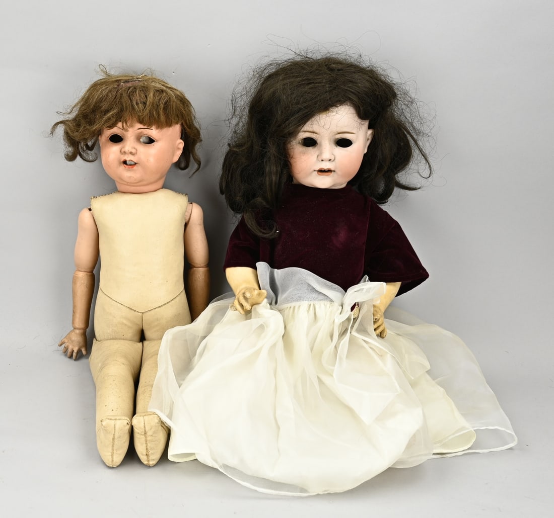 2x Antique doll: Two antique German dolls. Circa 1910 - 1920. 1x Turtle Kammer & Reinhard leather bellows doll, no. 728/10, with real hair, jointed body, (sleep eyes included). 1x F & W Goebel porcelain doll with real
