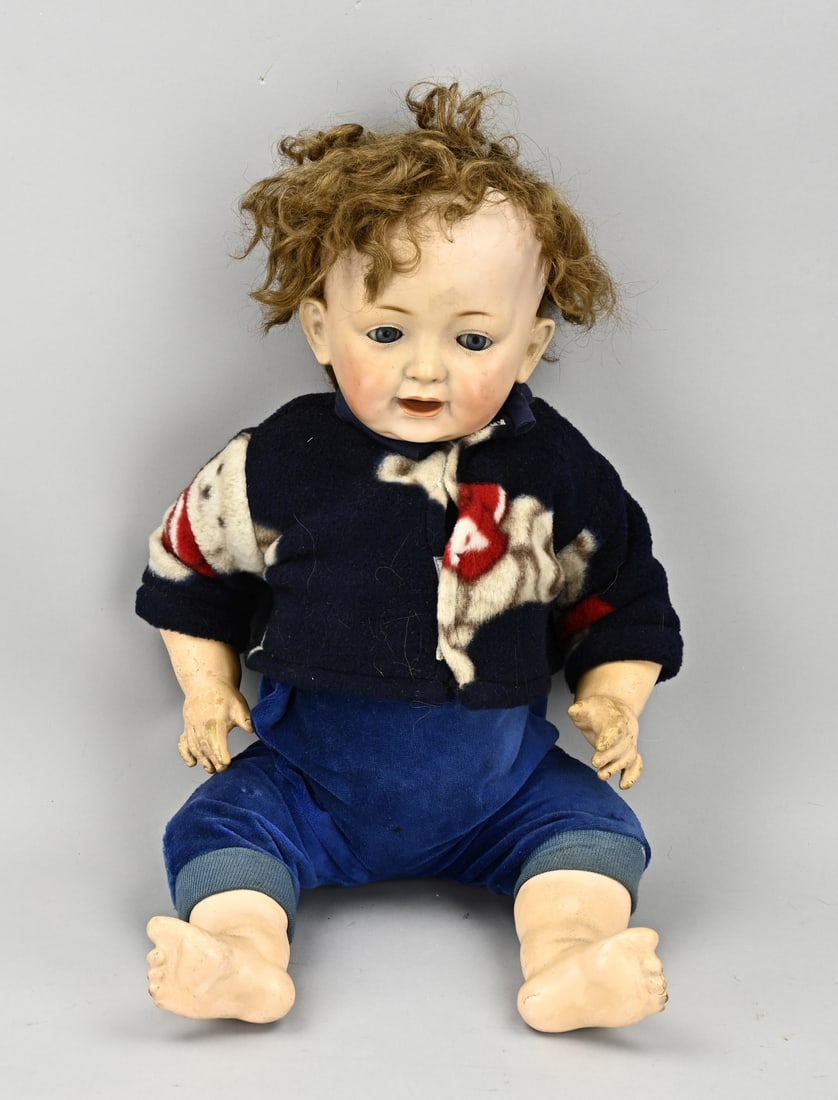 Kestner (character) doll: Antique German porcelain character doll by Kestner (JDK). Number 211, boy, with real hair, baby body and sleep eyes. Size: 53 cm. In good condition.