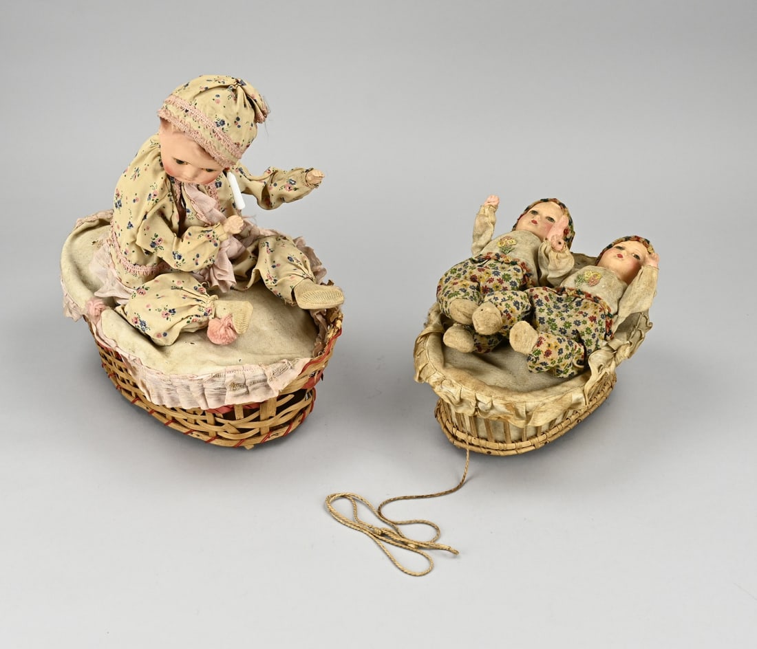 2x Antique toys: 2x Antique German children's toys with mechanism. Circa 1920. Baskets on wheels, the dolls move when driving. Size: 22 - 26 cm. In good condition.