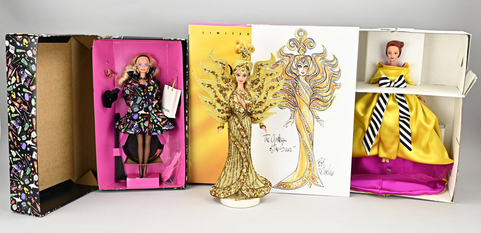 3x Barbie doll (collector's item): Three Barbie dolls. Collectors items!! 1x Savvy Shopper Barbie in box. 1x Goddess of the sun Barbie. 1x Bill Blass Barbie in box. Size: 36- 51 cm. In very good condition.