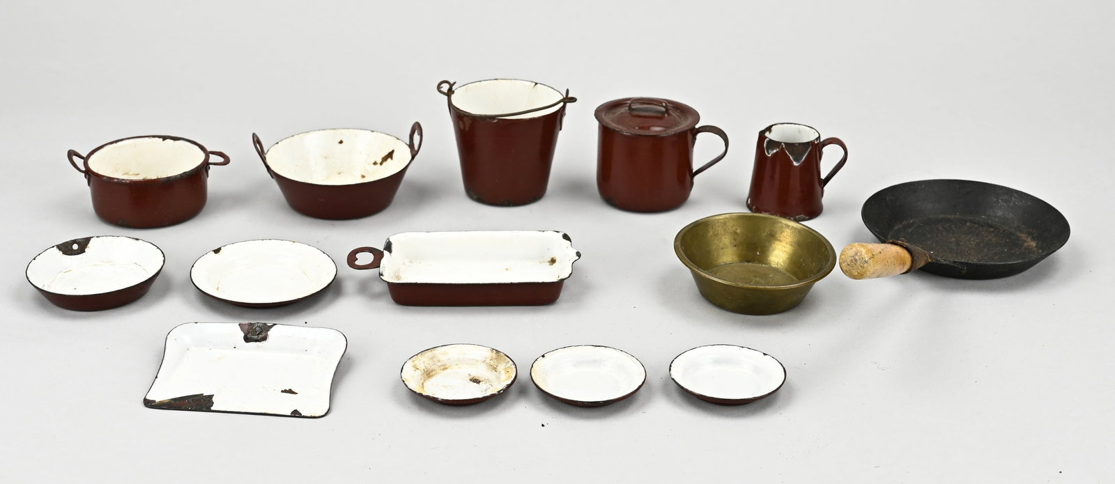 Enamel children's tableware: Antique 10-piece children's toy service made of enamel. Circa 1900. Size: 4 - 22 cm. In good condition.