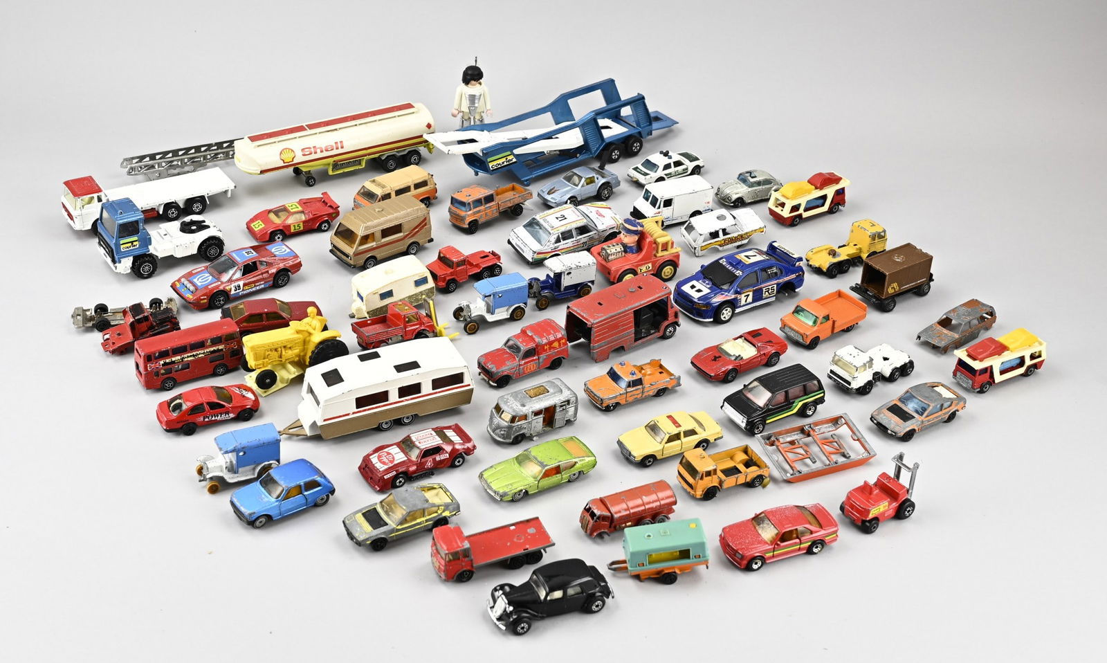 Large lot of toy cars: Large lot of various toy cars. Including; Majorette, Mattel, Matchbox, Siku, Bburago. Size: 6 - 15 cm. In reasonable condition.