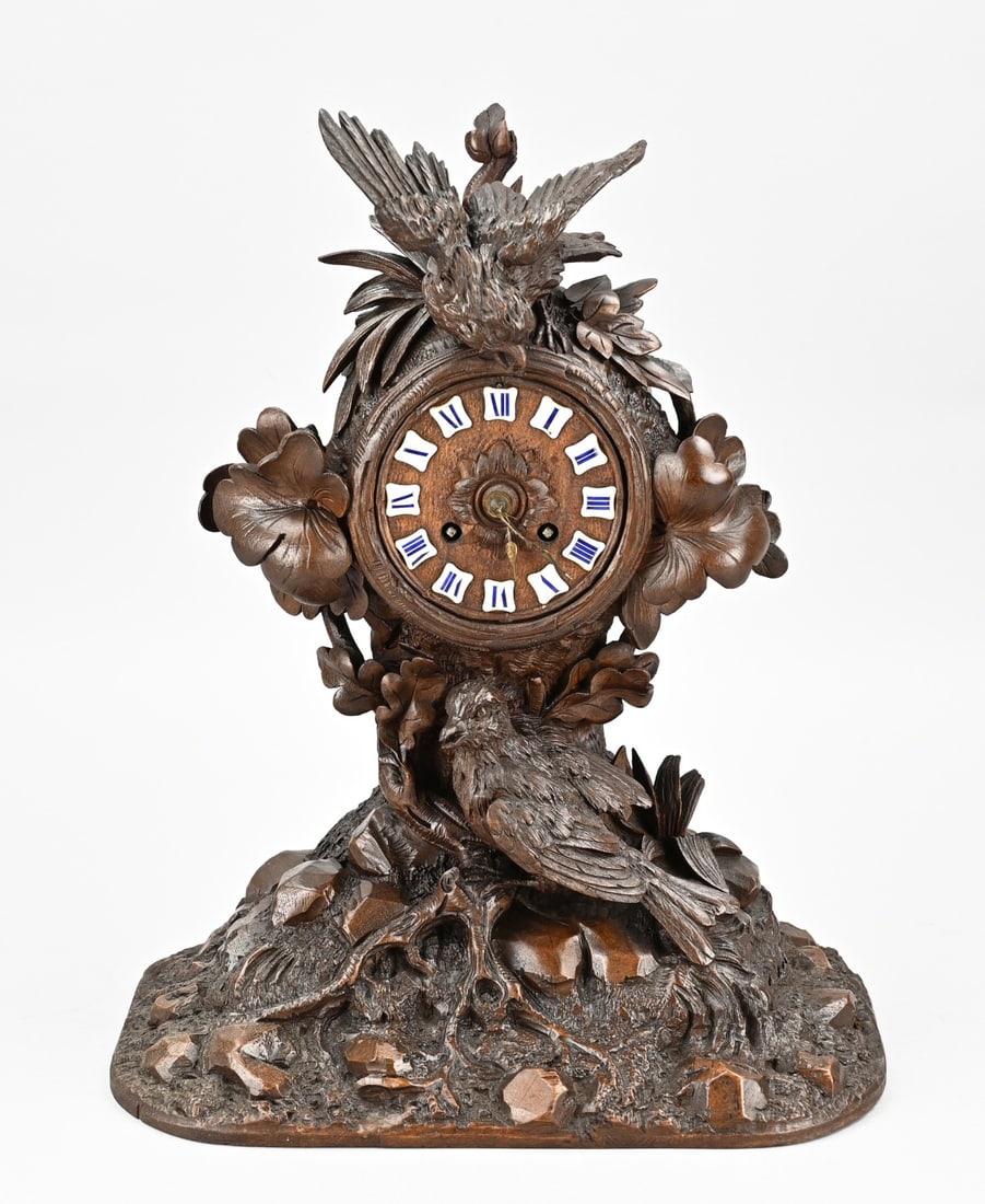 Black Forest clock: Antique German Black Forest clock made of walnut, with birds and floral decoration. 19th century. Eight-day movement, half-hour strike, spring pendulum. Dimensions: H 37 cm. In good condition.