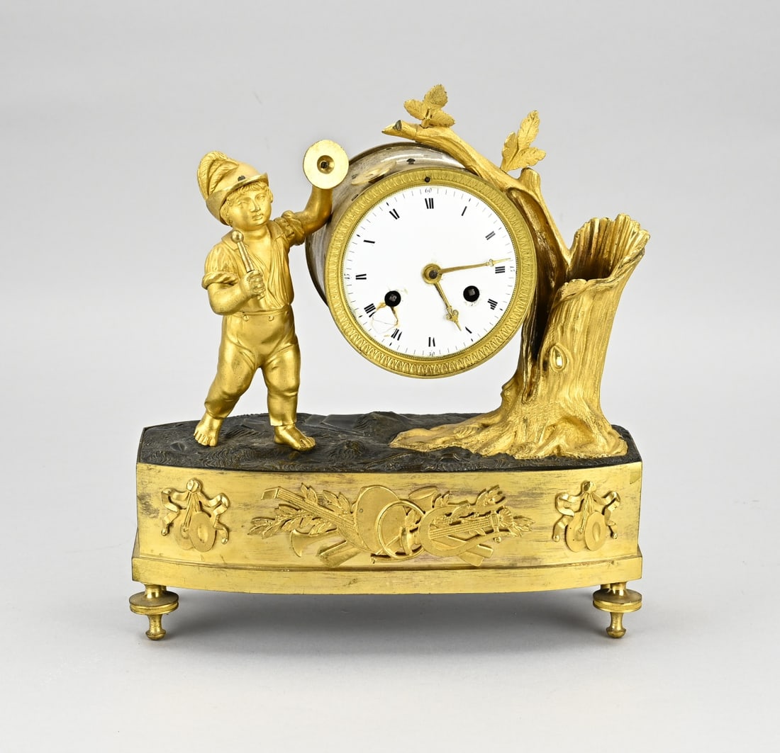 French Directoire mantel clock, 1810: Antique French, fire-gilt bronze Directoire mantel clock with drummer. Circa 1810. Clock may be missing something on top. Non-functional movement. Needs cleaning. Size: 28 cm. In fair condition.