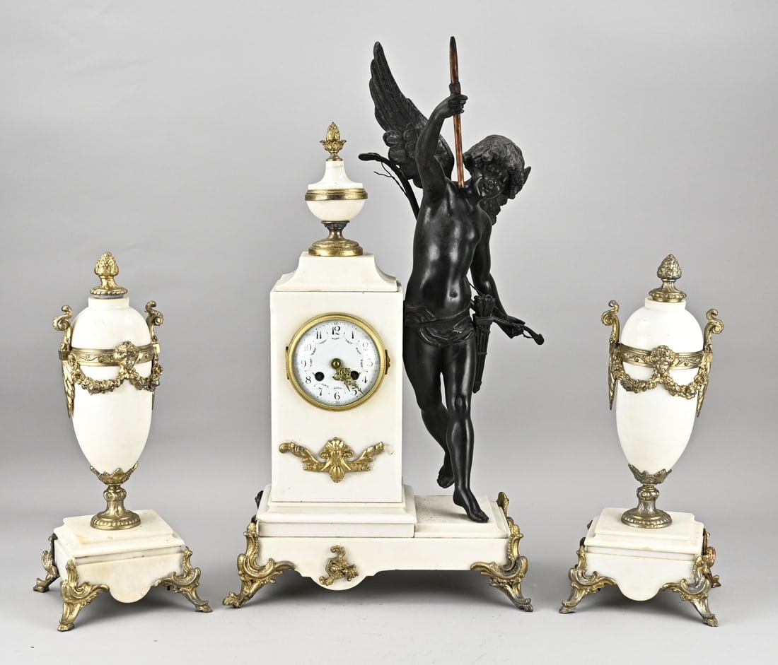 Carrara pendulum clock: Antique white Carrara marble mantel clock set. France. Circa 1900. With Amor, composition metal + bronze. Weekly runner, half-hourly strike. Size: 38 - 61 cm. In good condition.