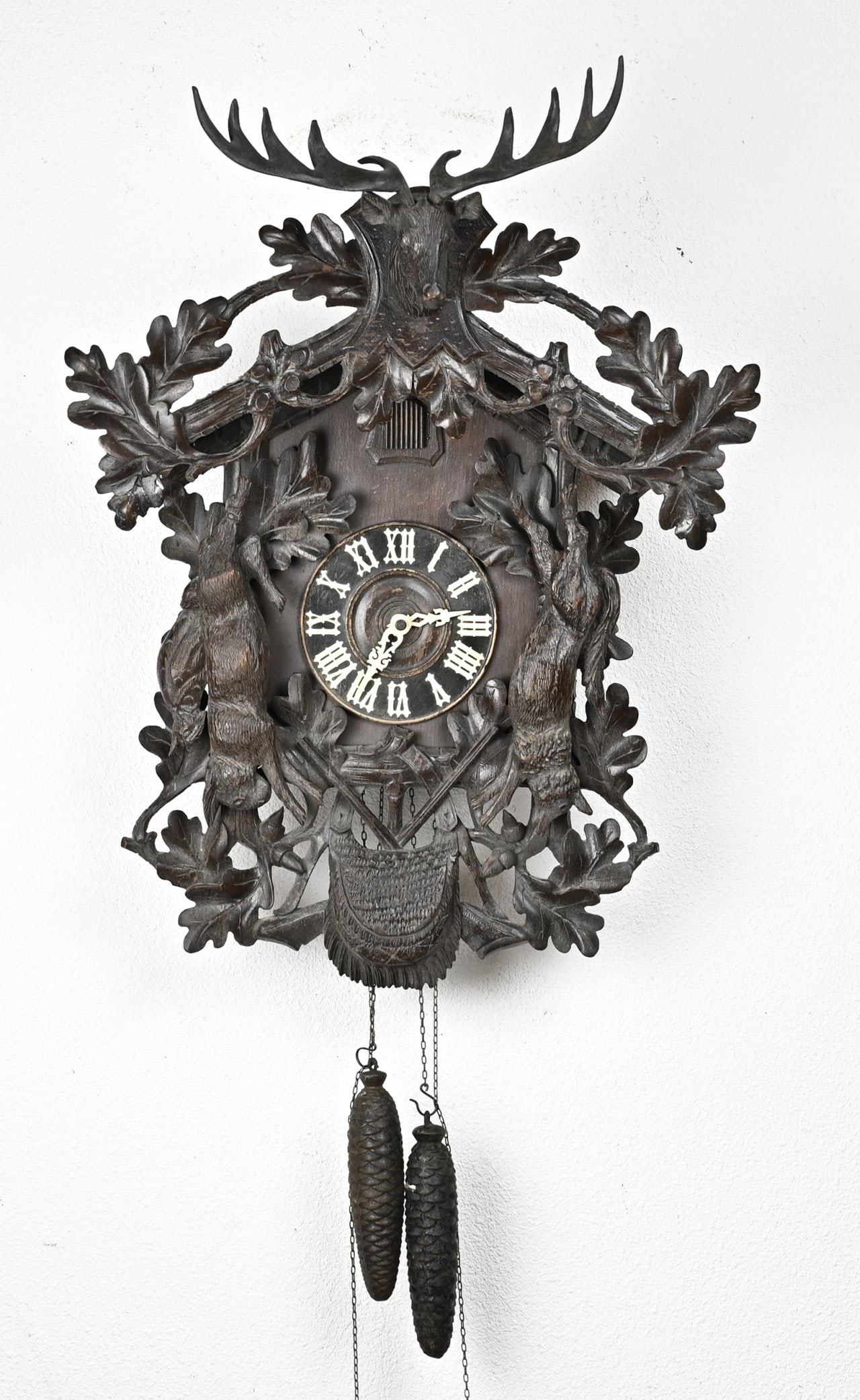 Black Forest cuckoo clock, 1880: Antique German Black Forest cuckoo clock with deer, fox and hare. Complete with weights + pendulum. Circa 1880. Dimensions: 69 x 52 x 30 cm. In good condition.