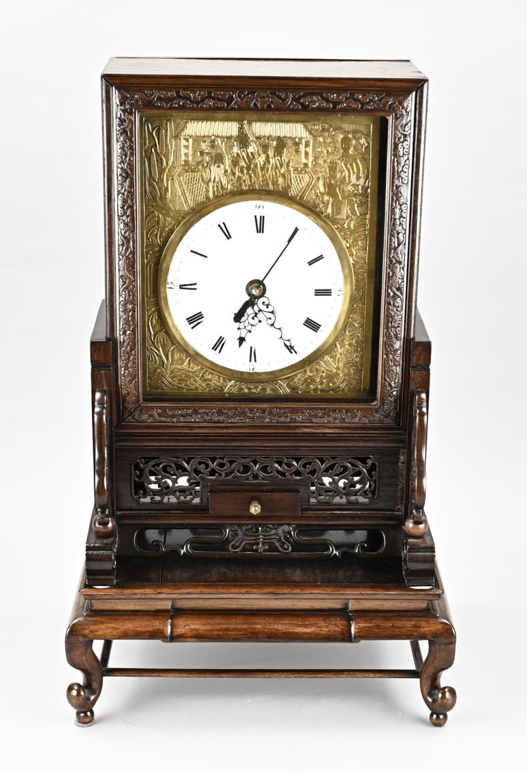 Chinese bracket clock, H 61 cm.: Chinese carved bracket clock with verge escapement, half hour striking and central second hand. 20th century. Dimensions: 61 x 38 x 30 cm. In good condition.