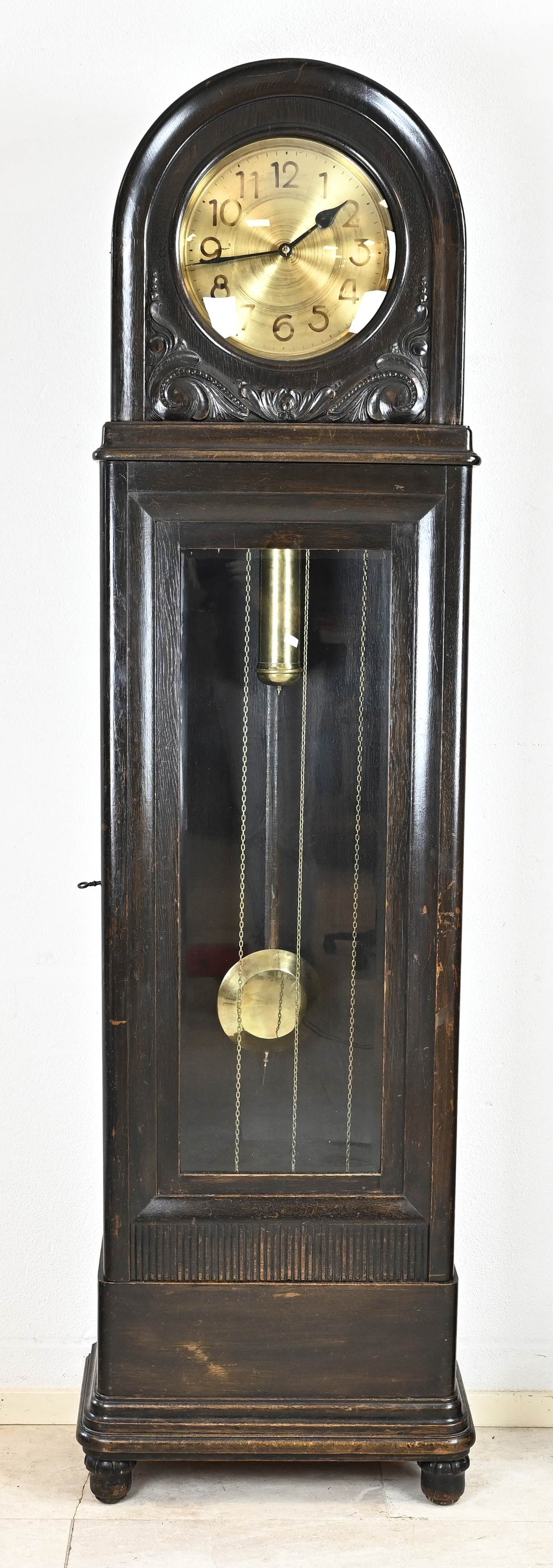 German Westminster, H 204 cm.: German oak Westminster grandfather clock with round head, three weights and Westminster striking mechanism. Circa 1900. Dimensions: 204 x 53 x 28 cm. In good condition.