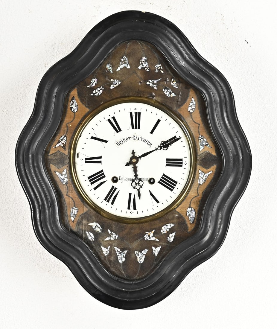 French ox eye clock: Antique oeil de boeuf clock with mother of pearl inlay. Also called ox eye clock. France. Eight-day movement, half hour strike. Dimensions: 62 cm. In good condition.