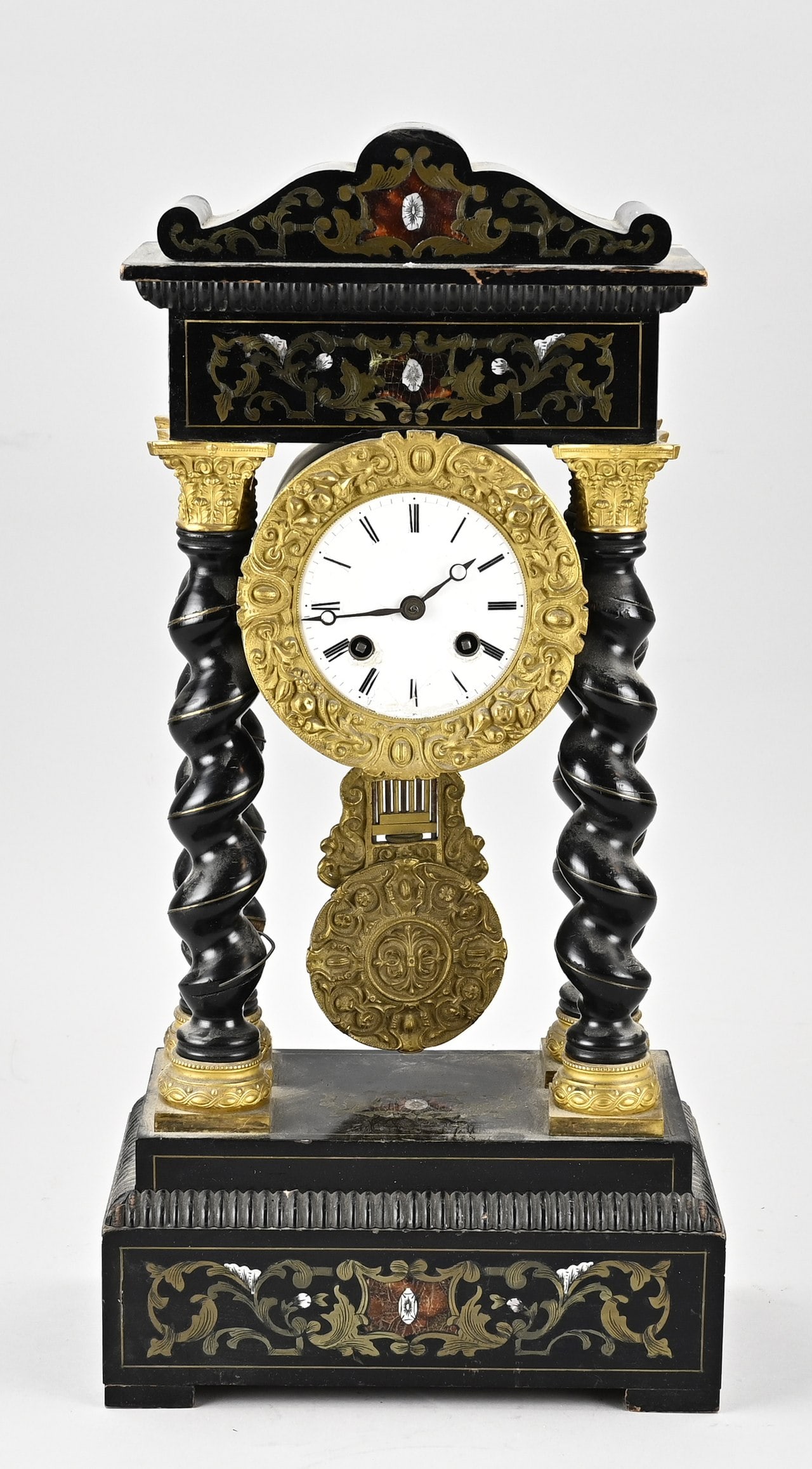 French column clock, 1870: Antique French Louis Philippe column clock with boulle inlay. Circa 1870. Eight-day movement, half-hour strike. Dial damaged. Size: 47 cm. In reasonable/good condition.