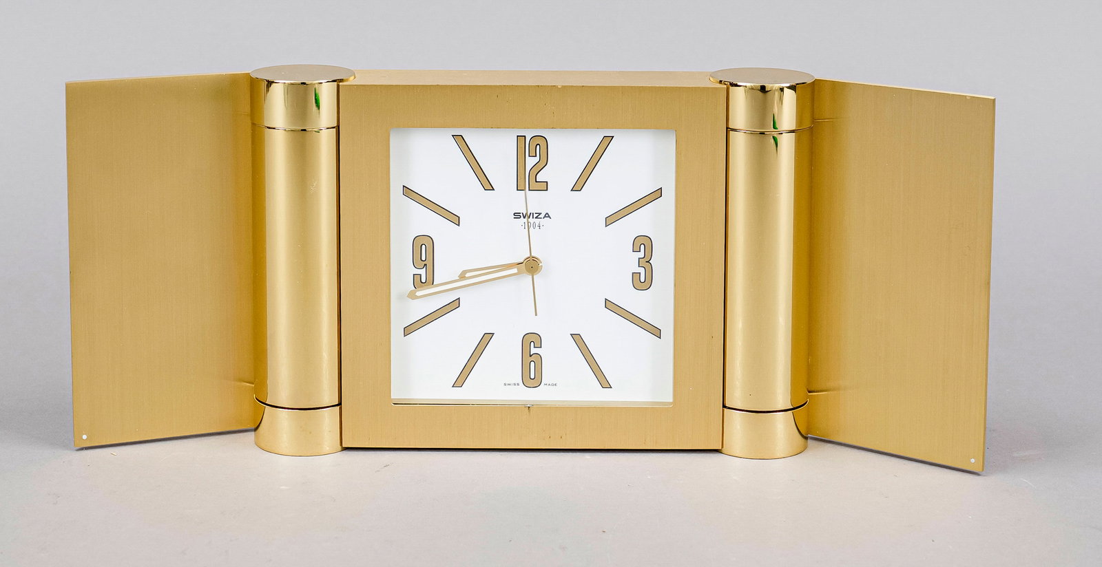 Swiza Quartz desk clock: Brass polished Swiza Quartz desk clock with central second hand. Dimensions: 13 x 20 x 3.5 cm. In good condition.