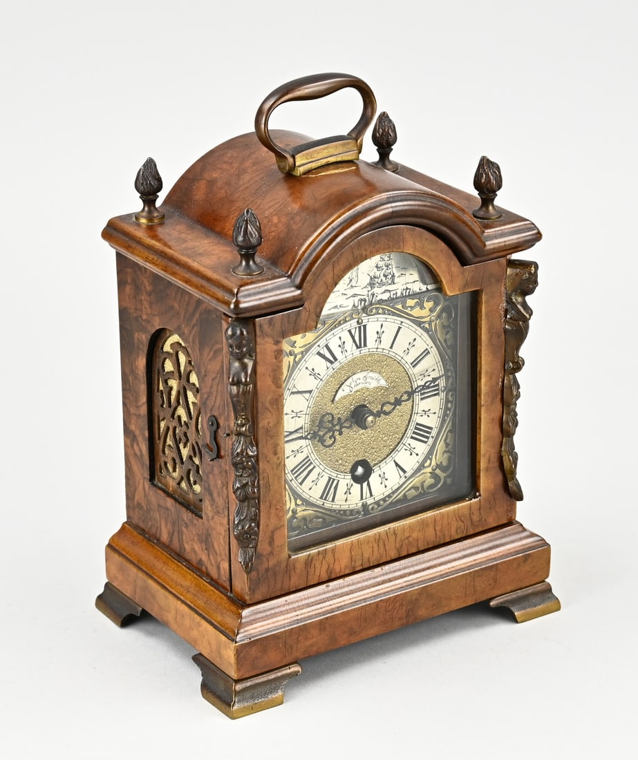 Walnut table clock, H 22 cm.: Walnut table clock with silent escapement movement and bronze mounts. Mechanical. Second half 20th century. Dimensions: H 22 cm. In good condition.