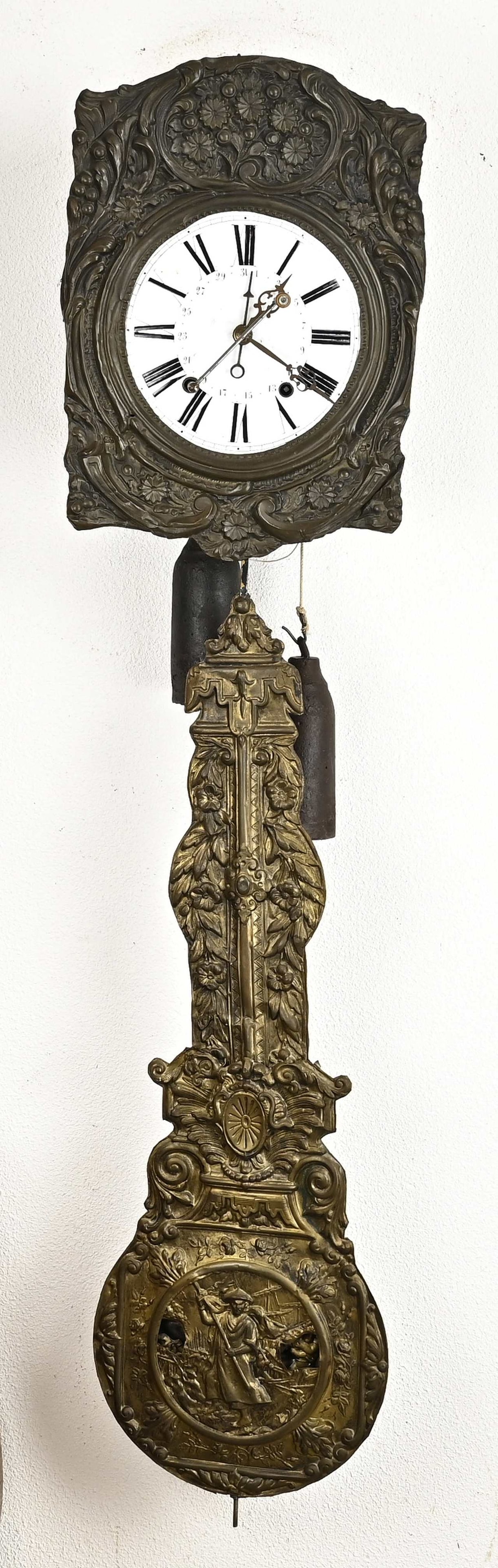 Comtoise with mechanism in the pendulum.: 19th century French comtoise with date display + in the pendulum with a movable mechanism. Eight-day movement, half-hourly striking. Dimensions: 45 x 34 x 18 cm. In good condition.