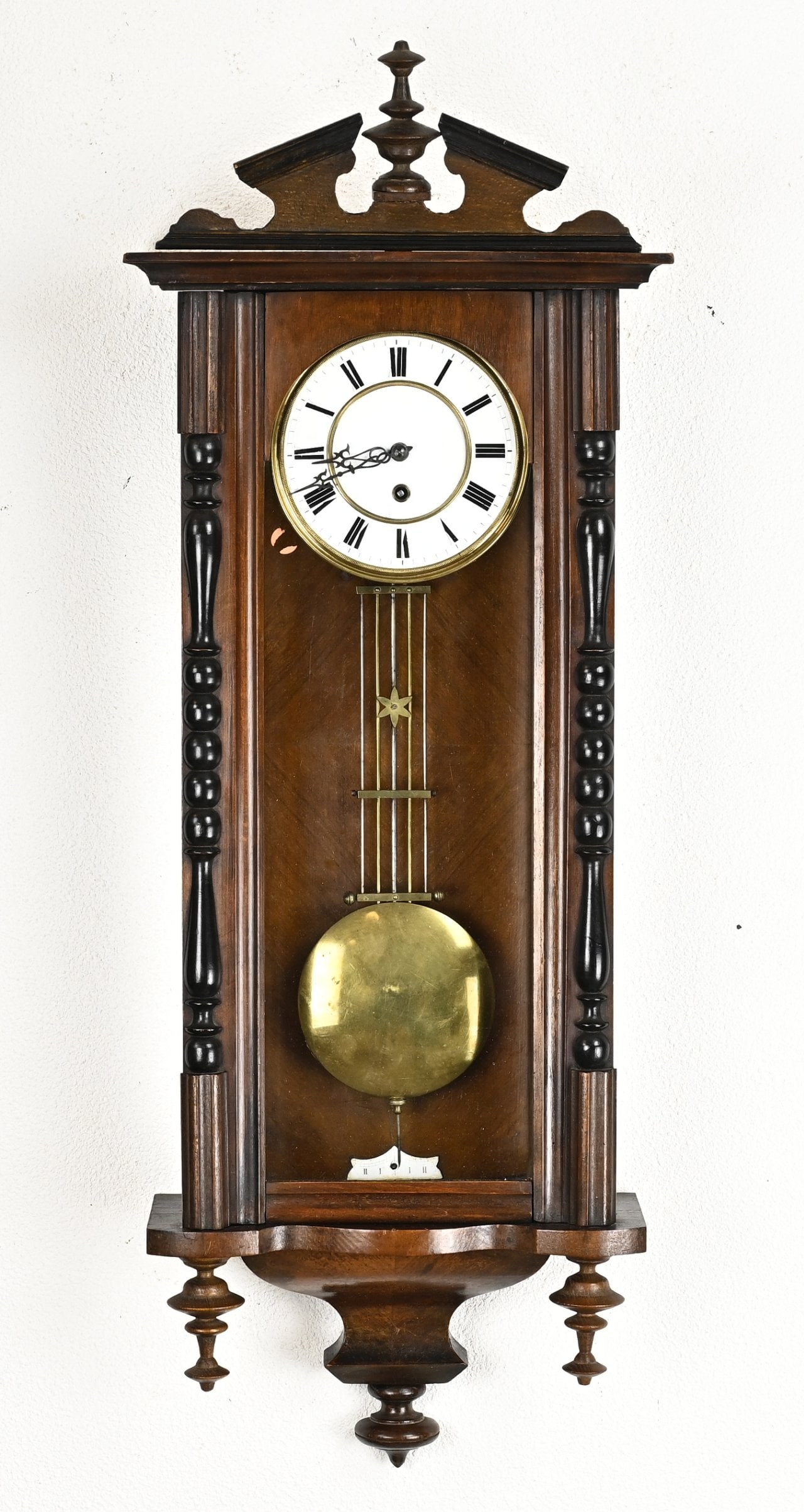 Louis Philippe regulator, 1870: Antique German walnut Louis Philipppe regulator with silent movement. Weekly runner. Circa 1870. Size: 99 cm. In good condition.