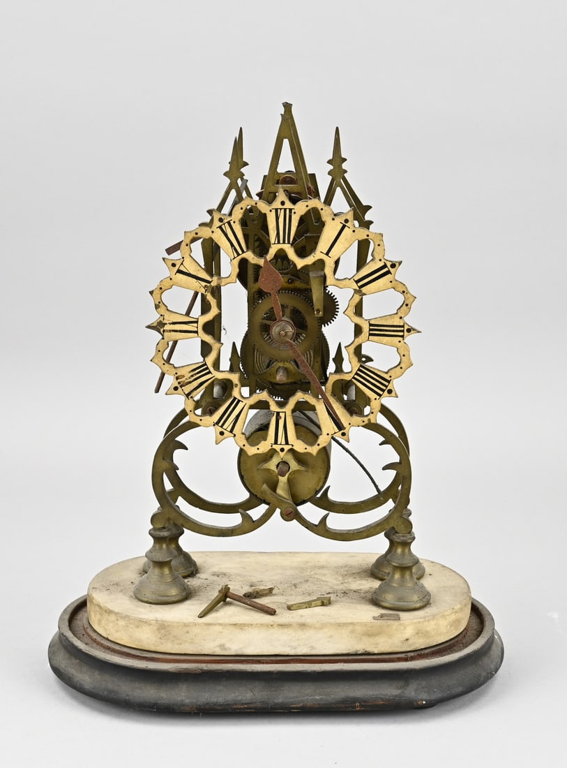 English skeleton clock: Antique English skeleton clock with fusee (defective). Loose parts included, such as striking hammer + bell. Needs restoration. Size: 36 cm. In moderate condition.