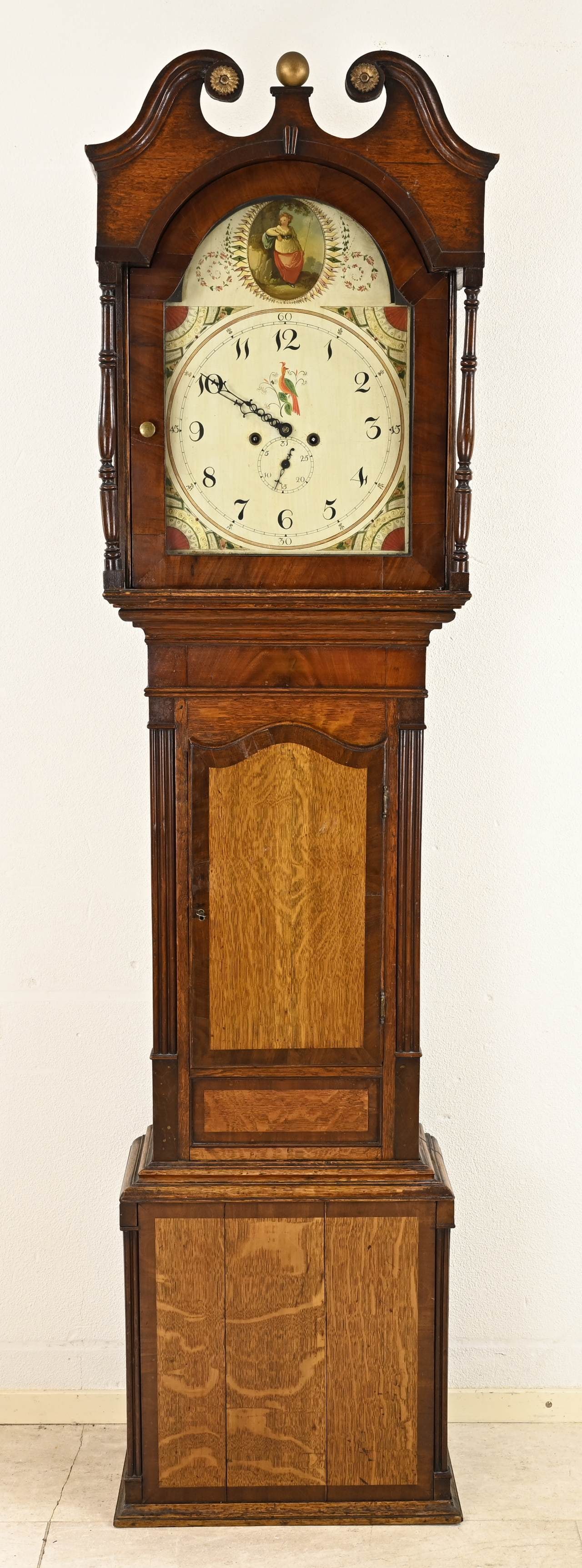English grandfather clock, H 215 cm.: 19th century English oak grandfather clock. Eight-day movement, with date indication. Circa 1820. Dimensions: H 215 cm. In good condition.