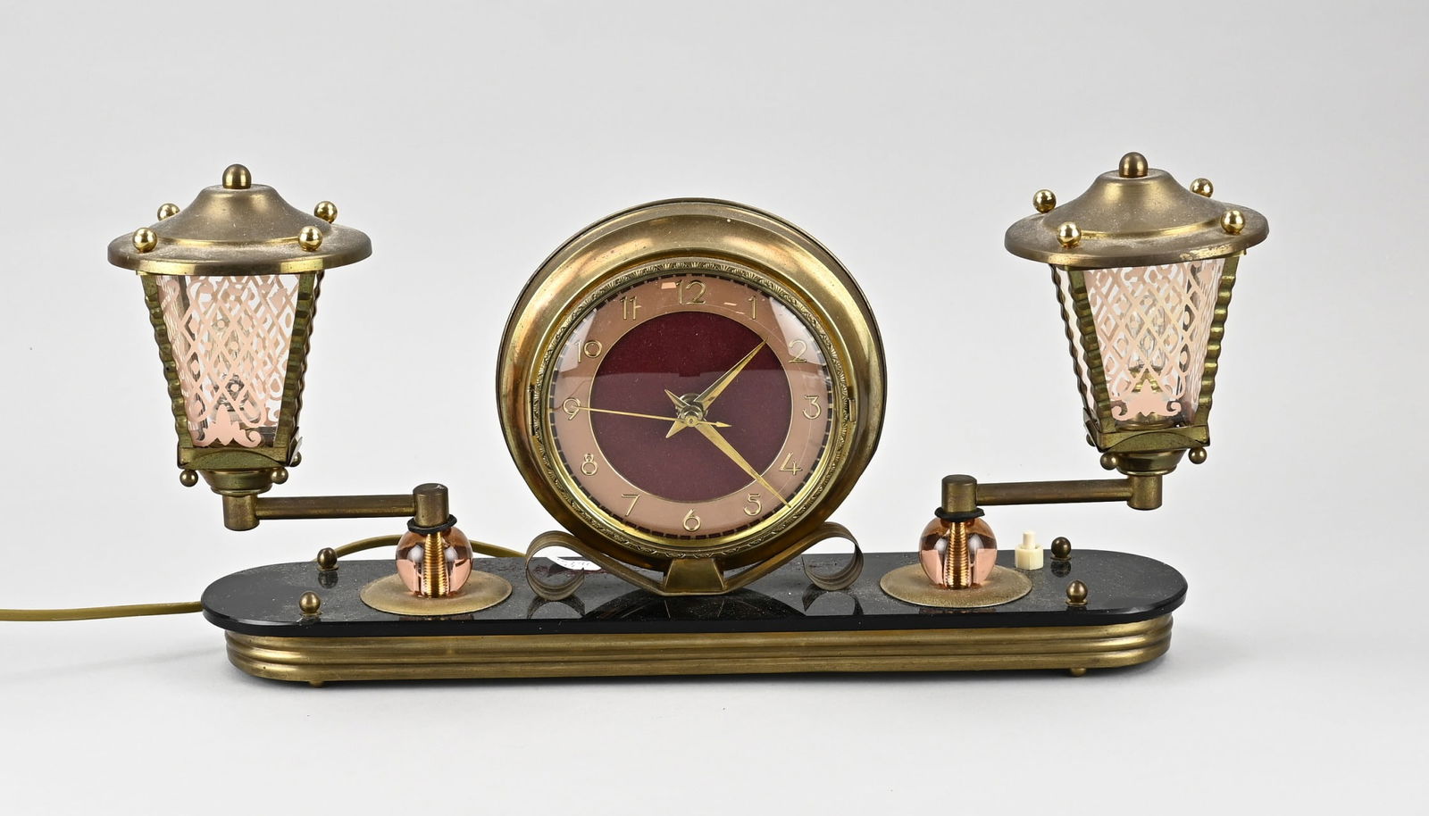 Electric clock: Electric table clock with lighting and central second hand. 40s - 50s. Dimensions: 21 x 47 x 10 cm. In good condition.