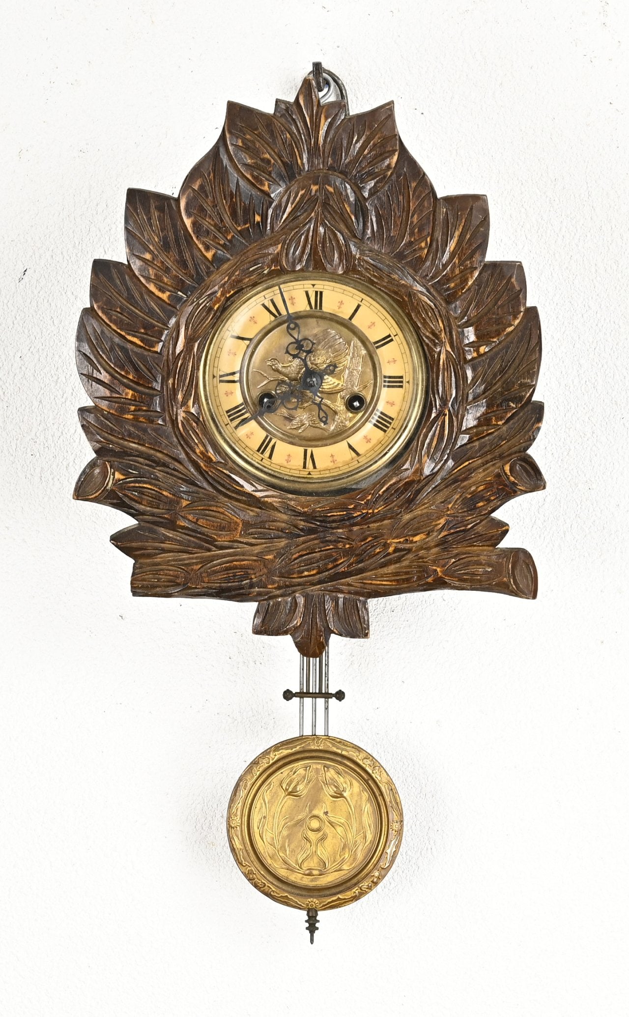 Art Nouveau regulator, 1900: Antique walnut regulator in flower shape. Art Nouveau. Circa 1900. Dimensions: 33 x 30 x 20 cm. In good condition.