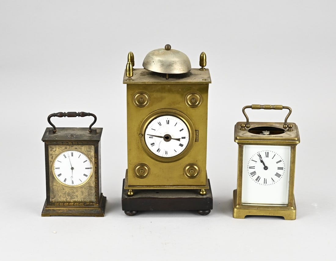 3x Antique alarm clock: Three antique alarm clocks. 1x Large, no clockwork. 1x Circa 1900, glass missing (silent), 1x Gilded, circa 1880 (silent). Size: 11 - 23 cm. In reasonable/good condition.