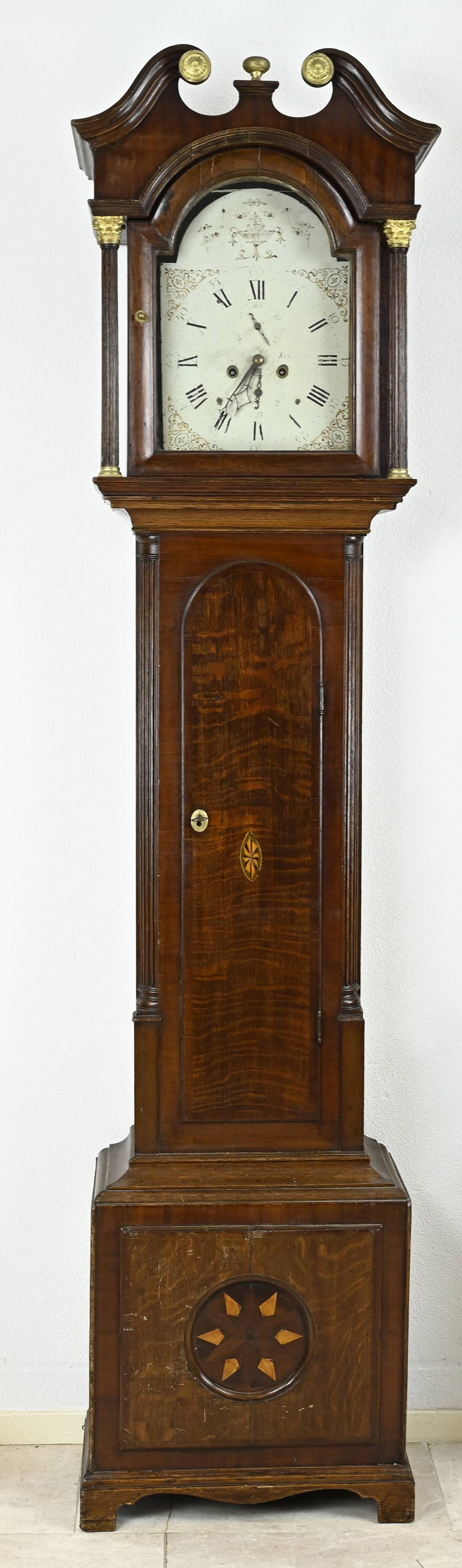 English grandfather clock, H 232 cm.: 18th - 19th Century English oak grandfather clock. Eight-day movement, half-hour striking, seconds + date indication. Floral sepia colored dial, painted with gold. Dimensions: H 232 cm. In good