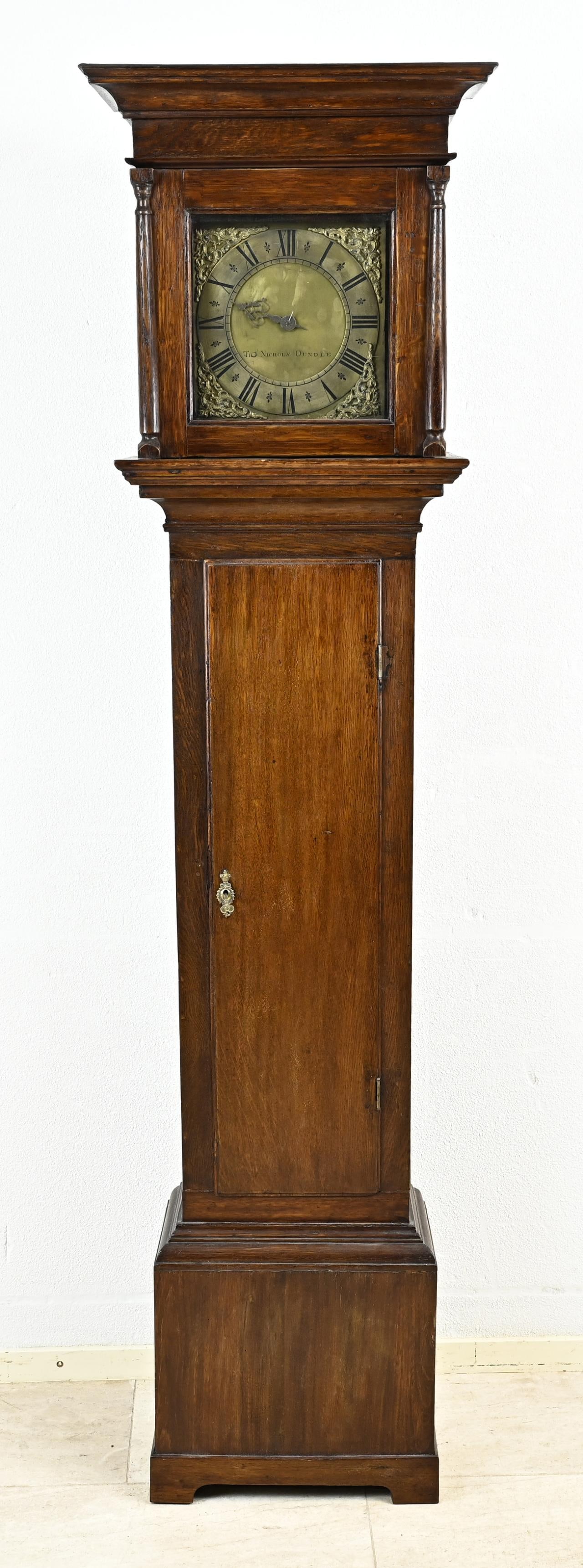 English grandfather clock, H 194 cm.: 18th Century English oak longcase clock. Original 1 hand, one day movement. Tho Nichols Oundle. Dimensions: H 194 cm. In good condition.