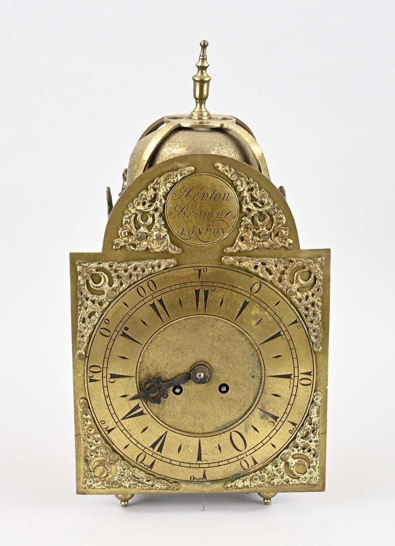 English lantern clock: Antique English lantern clock with French pendulum movement. Later marriage. For the Arab market. Dimensions: 40 x 20 x 16 cm. In fair condition.