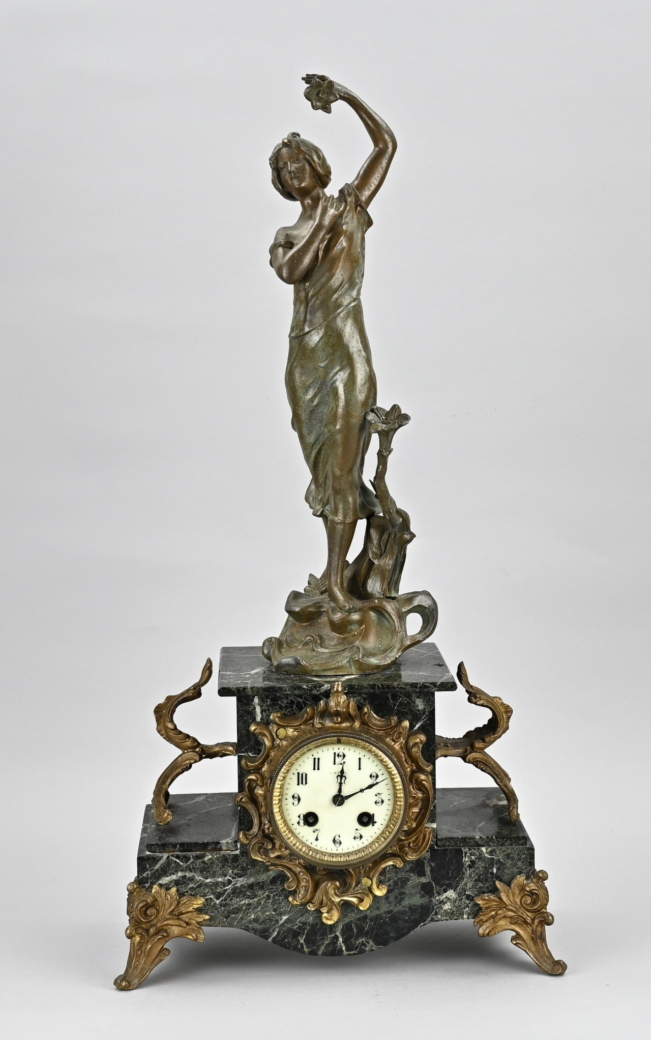 French pendulum clock, H 63 cm.: Antique French pendulum with marble and composition metal figures. Circa 1900. Eight-day movement, half-hour strike. Dimensions: H 63 cm. In good condition.