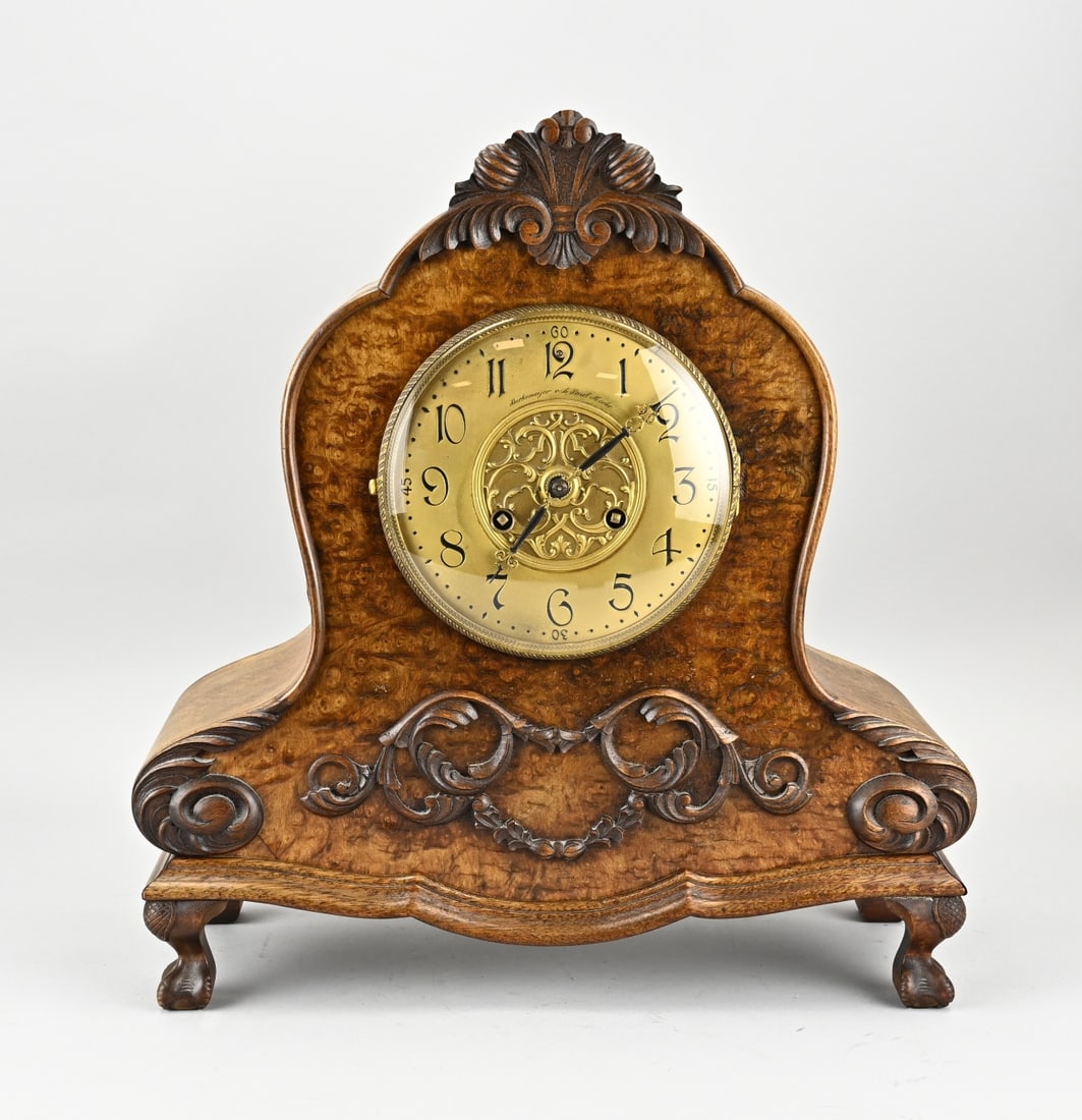 Table clock, 1920: Antique oak and burl walnut table clock. Circa 1920. With brass dial. Eight-day movement, half-hour strike. Marked BW Dimensions: 43.5 x 42.5 x 15 cm. In good condition.