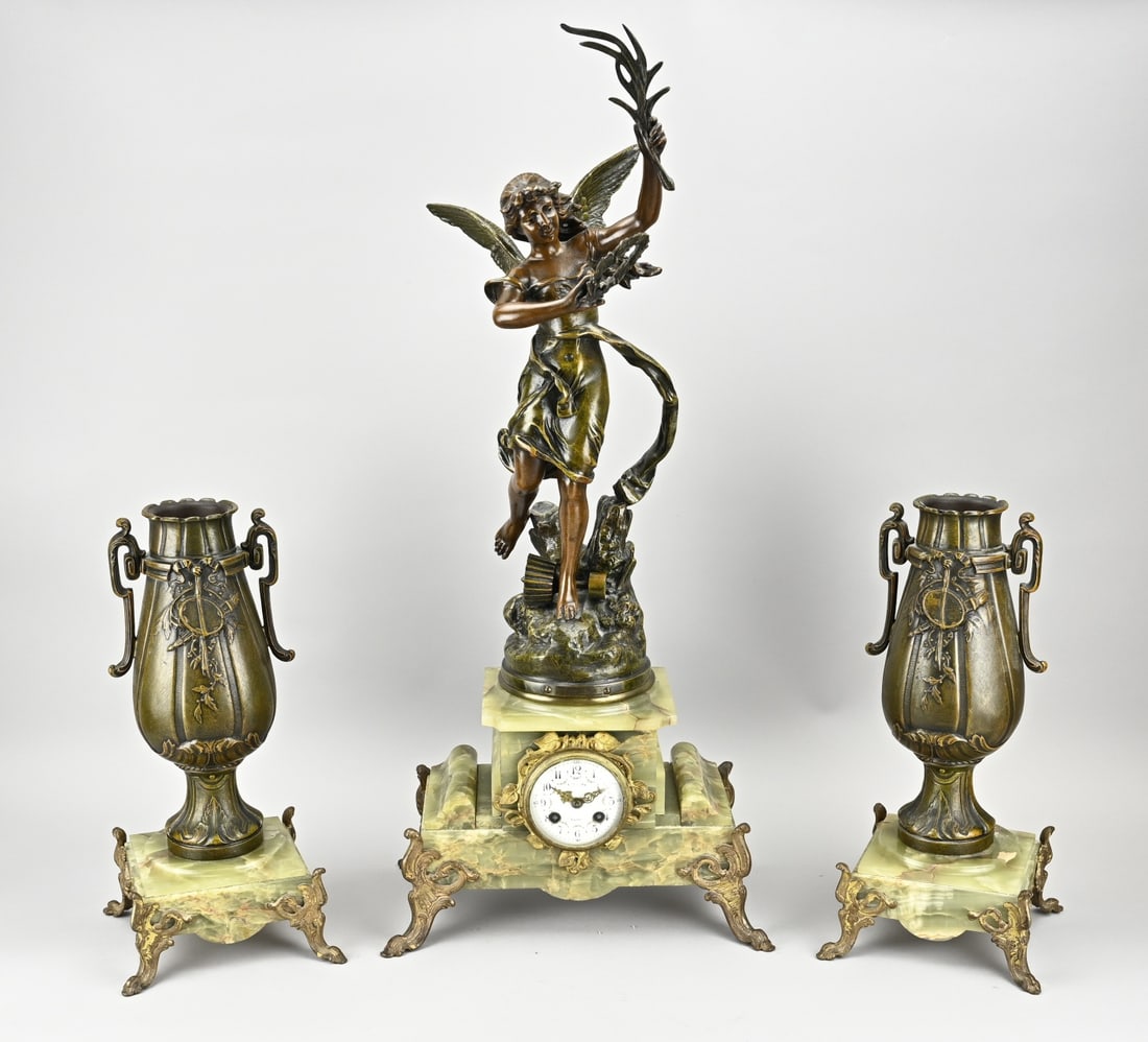 Antique French clock set, 1900: Large and antique French clock set of composition metal with onyx. Par Kossowski. Circa 1900. Eight-day movement, half-hourly striking, spring pendulum. Size: 40 - 78 cm. In good condition.