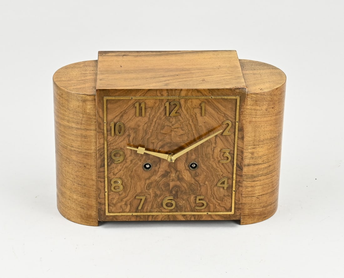 Art Deco clock, 1920: Art Deco pendulum clock in walnut. Dial is made of burr walnut. Clockwork by Gustav Becker. Circa 1920. Dimensions: 20 x 25 x 13 cm. Function not tested. In good condition.