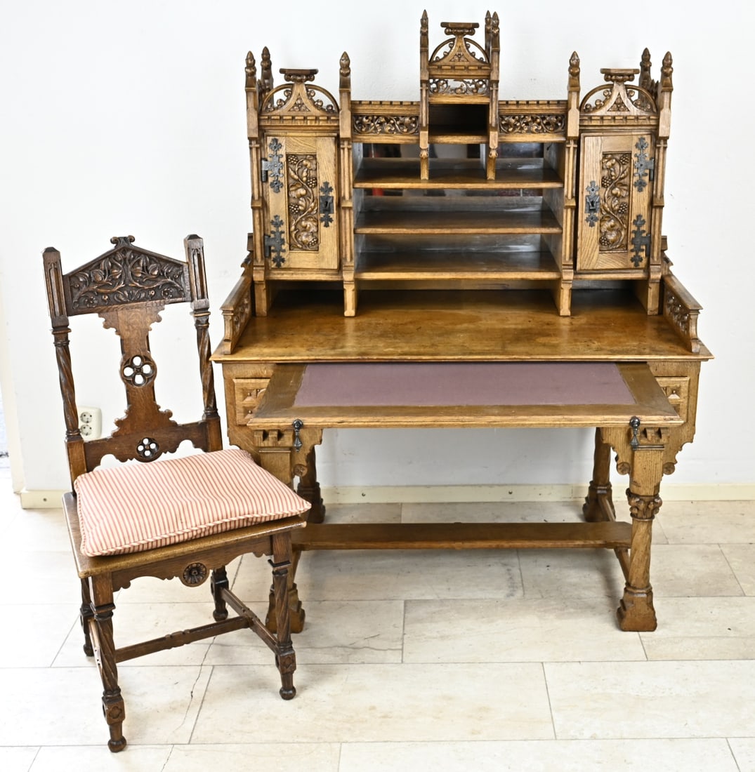 Desk with design: Two-piece neo-Gothic oak writing desk with tendrils and wrought iron fittings. Circa 1900. Dimensions: 158 x 120 x 72 cm. / 78 x 48 x 80 cm. In good condition.