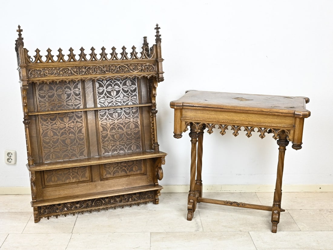 Wall shelf + side table: Oak carved neo-gothic wall shelf with tendrils + side table/game table. Light veneer damage. 19th century. Dimensions: 120 x 87 x 29 cm. In reasonable/good condition.