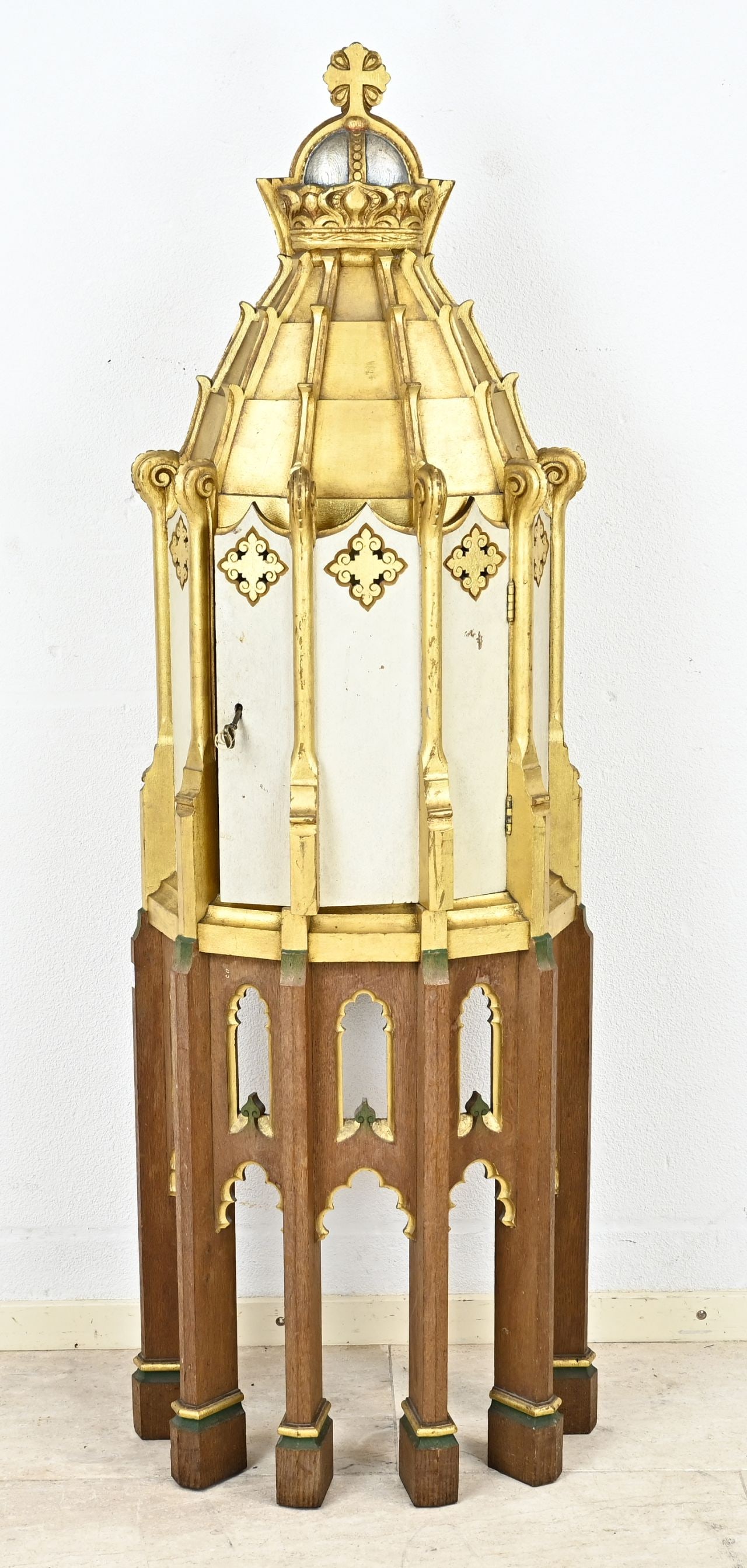 Antique tabernacle, 1890: Antique neo-Gothic tabernacle cabinet made of wood, with door and original polychromy. Circa 1890. Dimensions: 142 x 44 x 35 cm. In good condition.