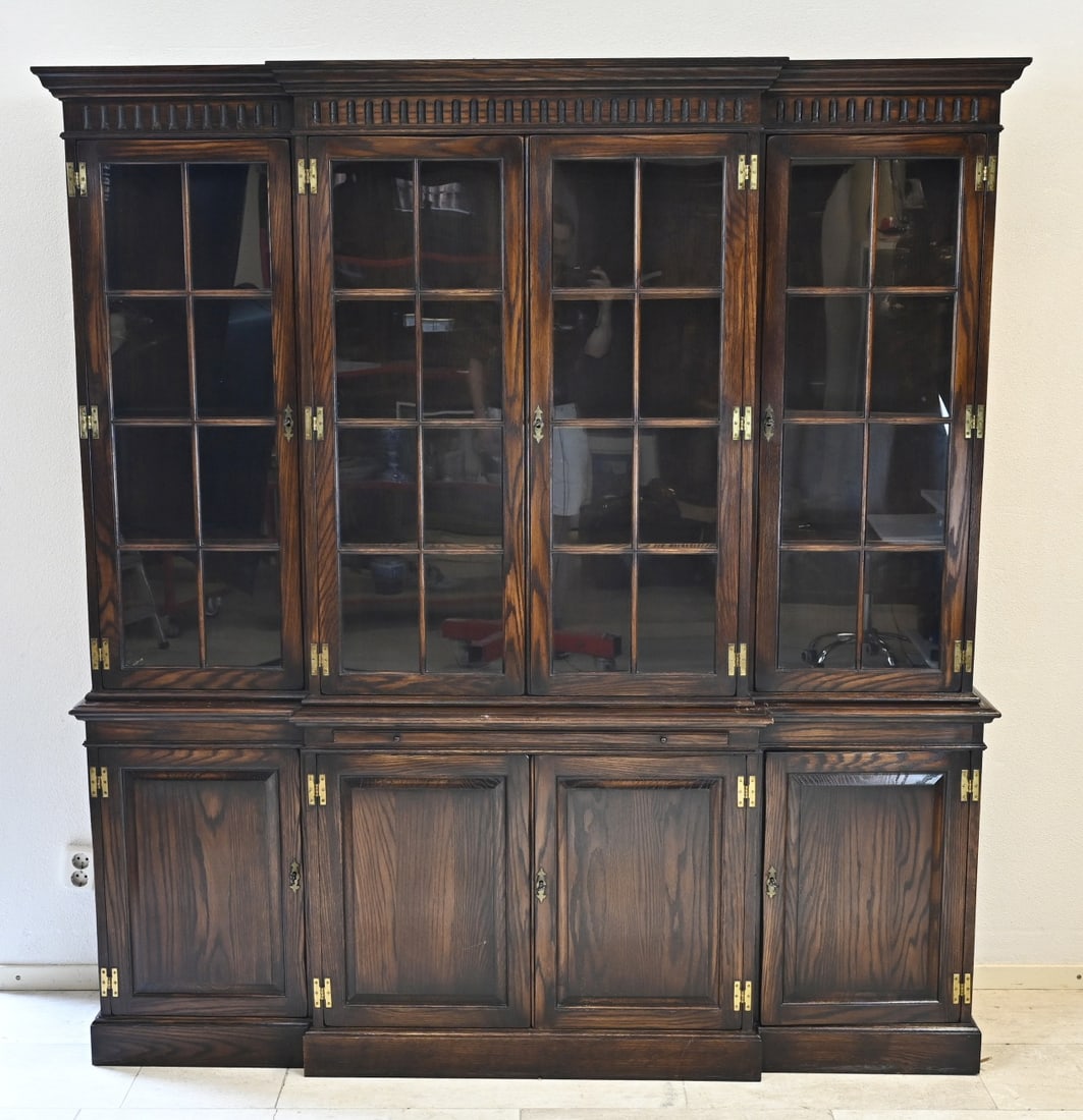 English bookcase (2-part): Two-piece English bookcase in oak, with copper hinges. Quality period furniture. Second half of the 20th century. Dimensions: 200 x 187 x 45 cm. In good condition.