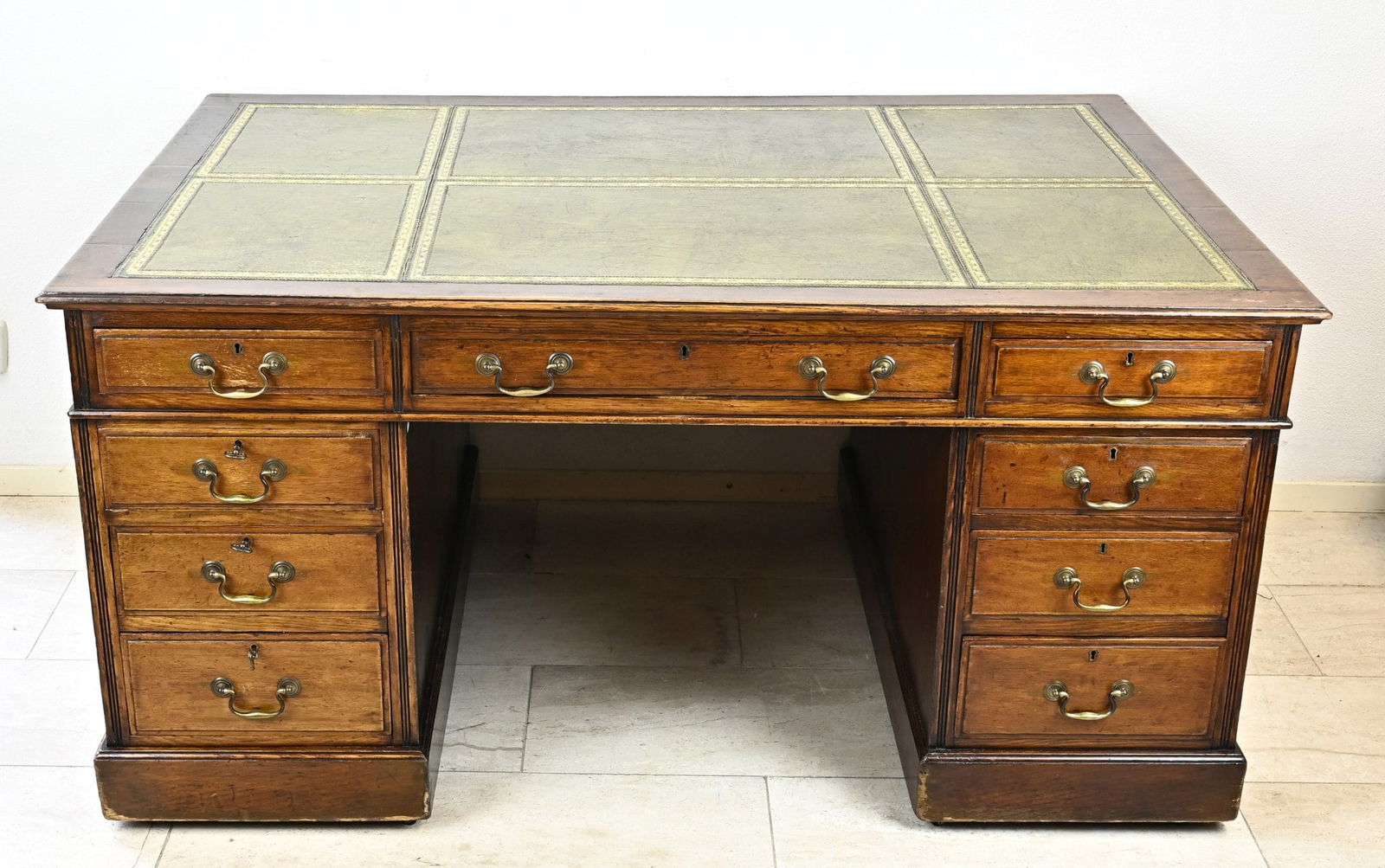 English partner desk, 1900: Antique English partner desk made of oak with drawers on both sides + green writing leather. Circa 1900. Dimensions: 154 x 107 x 72 cm. In good condition.