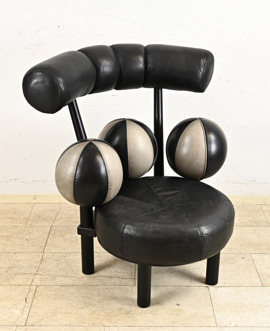 Modern leather design chair: Modern leather design chair with three leather balls. Maker? Dimensions: 100 x 100 x 90 cm. In good condition.