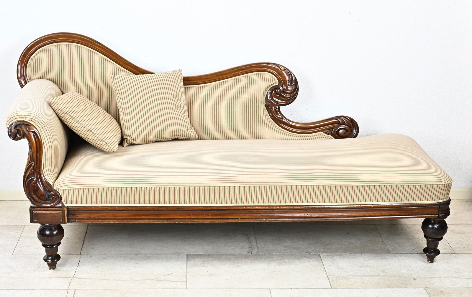 Chaise Longue (mahogany): English chaise longue in mahogany with cream/yellow upholstery and cushions. 19th century. Dimensions: 100 x 196 x 70 cm. In good condition.