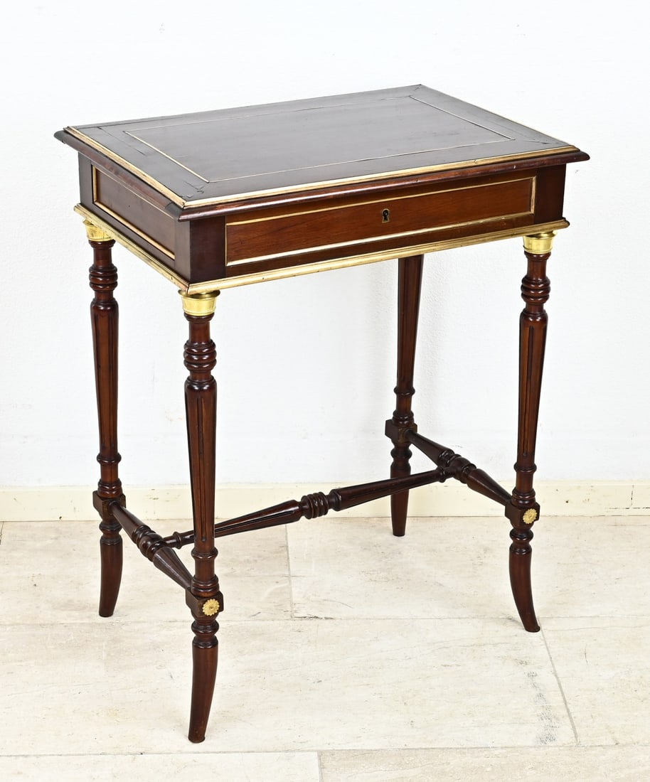 Craft table with brass: 19th century French mahogany side table with various brass frames and decorations. The top is foldable and has maple veneer on the inside, a mirror and compartments. Dimensions: 70 x 56 x 38 cm. In