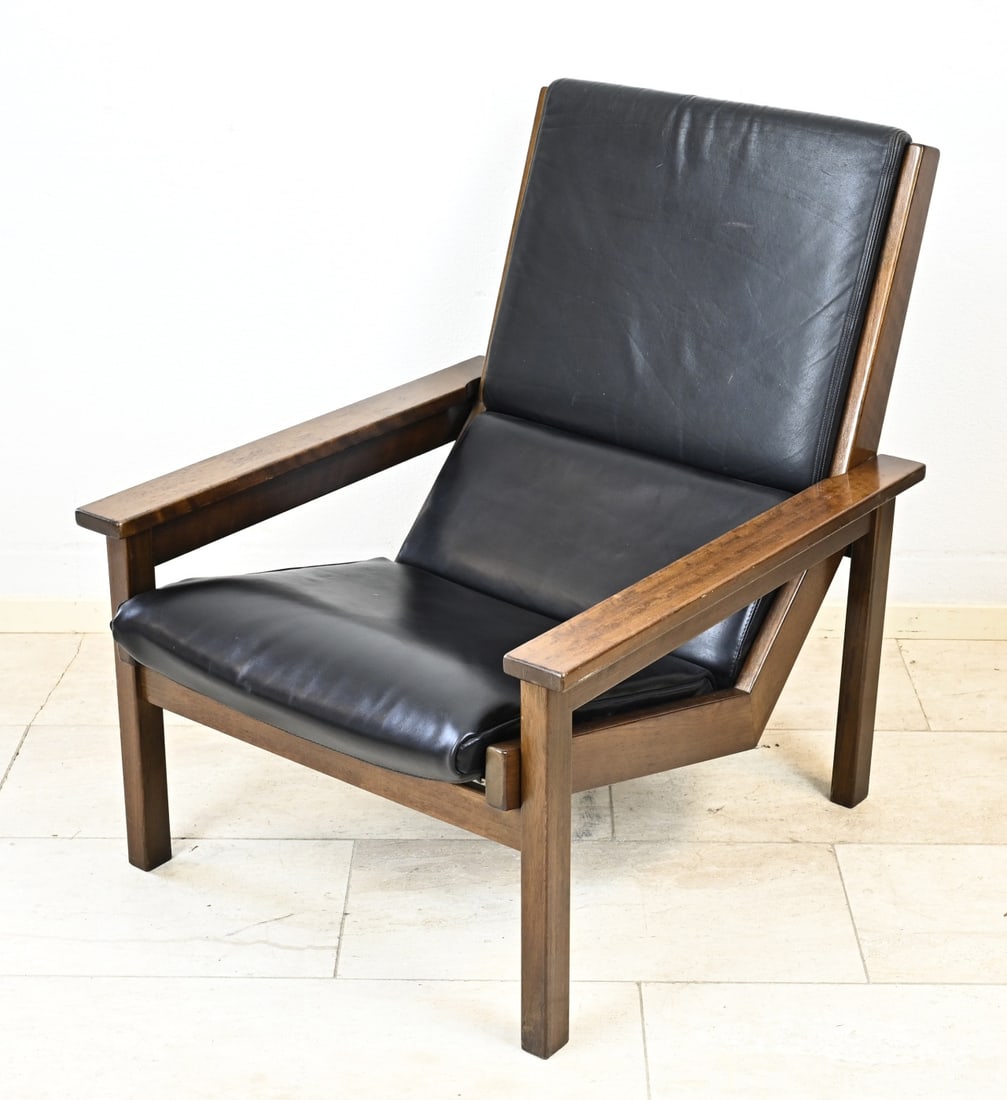 Design armchair by Rob Parry: Rob Parry design armchair with leather and teak. Model Lotus, from the 70s. Dimensions: 88 x 60 x 80 cm. In very good condition.