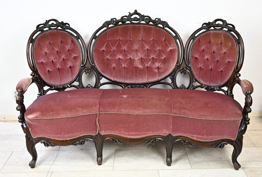 Special butterfly bench, 1870: Special 19th century butterfly bench made of rosewood with beautiful carving and capucinated mohair upholstery. Equipped with three oval medallions which function as a backrest. Circa 1870.