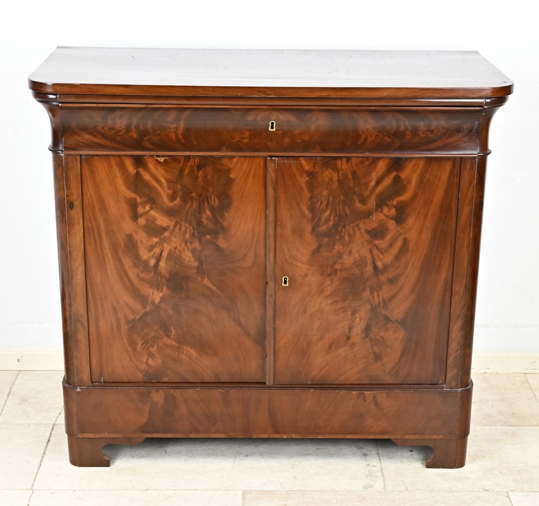 Mahogany trestle cabinet. 1840: Mahogany Biedermeier trestle cabinet. Circa 1840. Fully polished. Dimensions: 92 x 102 x 46 cm. In good condition.