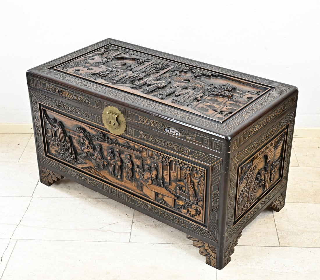 Indonesian camphor chest: Large Indonesian wood-carved camphor chest with figure decoration + copper lock. 20th century. Dimensions: 58 x 102 x 53 cm. In good condition.