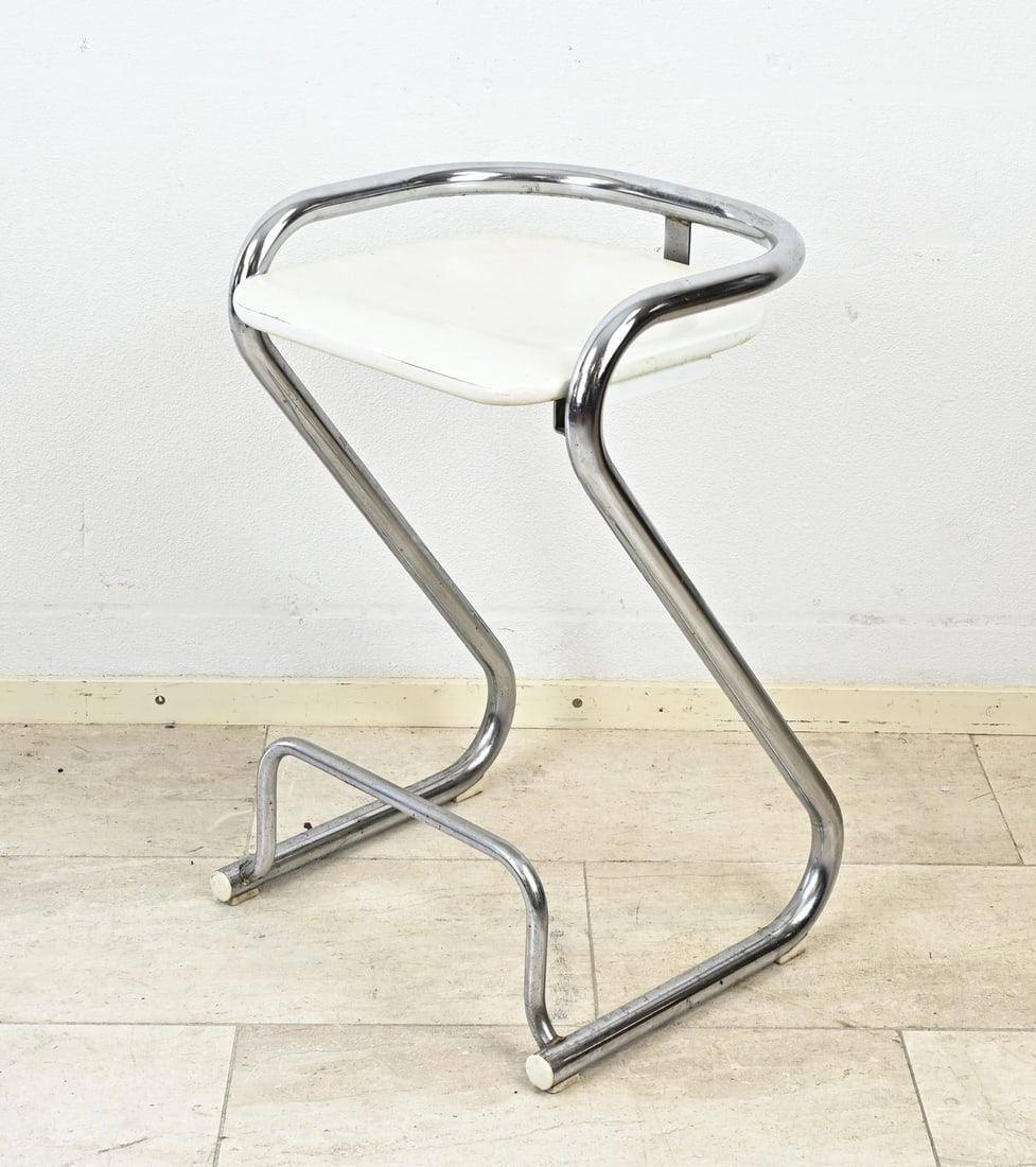 Nordic Design bar stool: Vintage Nordic Design bar stool in chrome and wood. Light oxidation. Dimensions: 71 x 45 x 45 cm. In good condition.