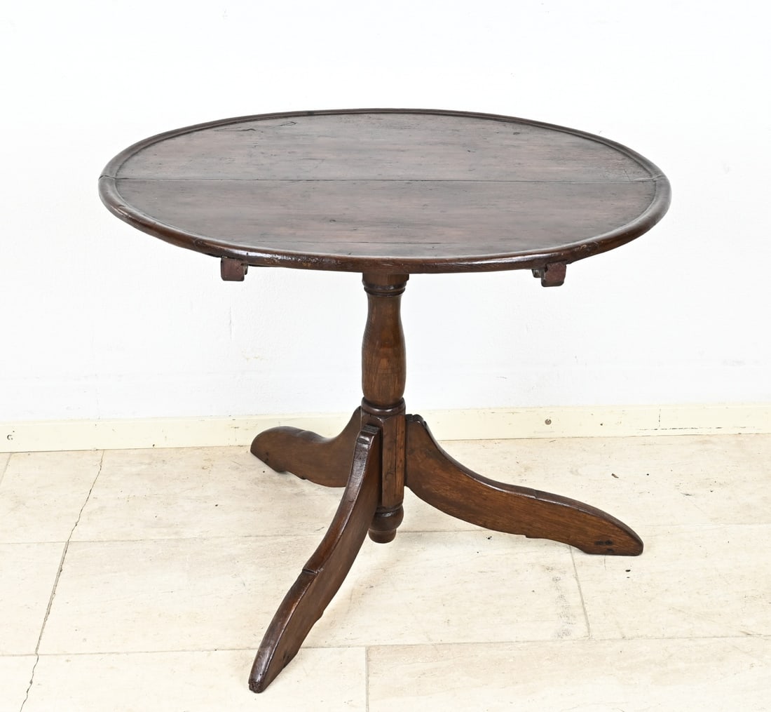 English tilting table: 18th century English tilt-top table with 3-truss leg. Top is oval. Entirely wood pinned. Dimensions standing/folded: 63 x 81 x 66 cm. /108 x 70 x 70 cm. In good condition,.