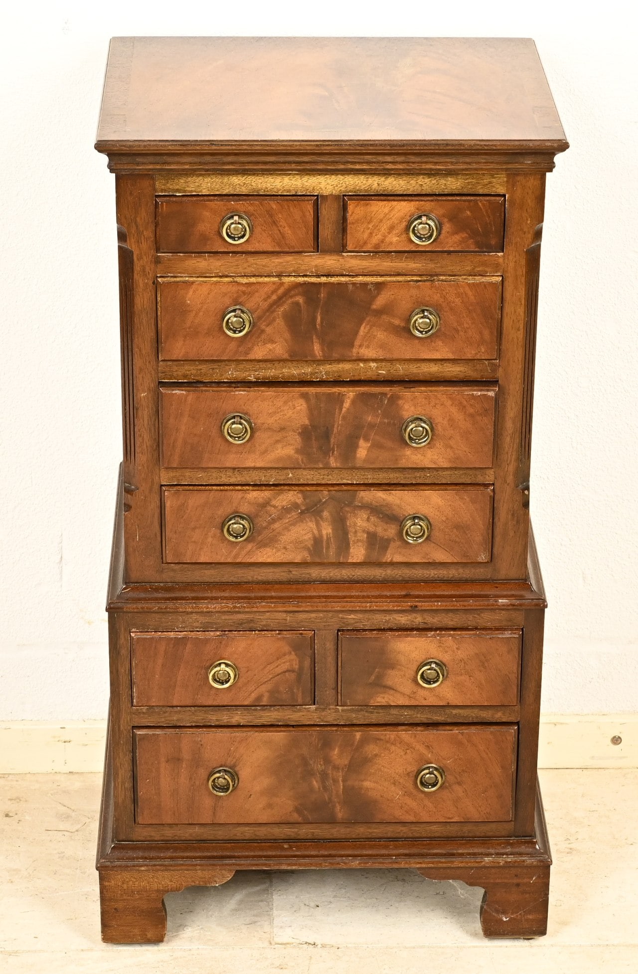 English miniature dresser, H 77 cm.: English miniature dresser of mahogany, with eight drawers. After antique example. Second half 20th century. Dimensions: H 77 cm. In good condition.