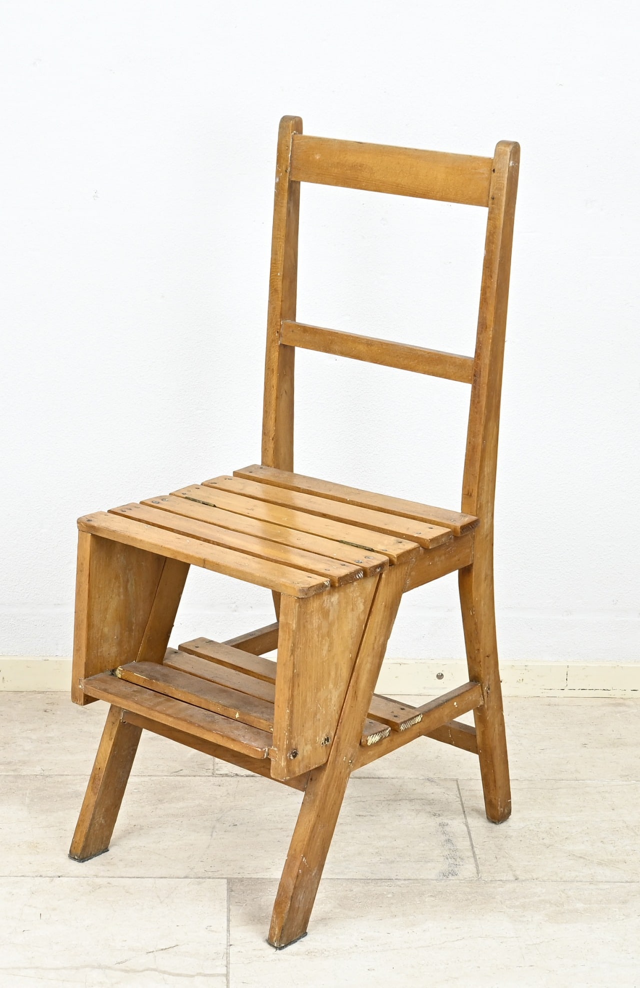 Library chair/stairs, 1930: Beechwood library chair which can also be folded out to a library ladder. Circa 1930. Dimensions: 92 x 38 x 41 cm. In good condition.