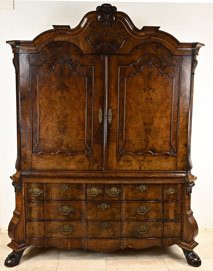 Organ-arched cabinet, 1750: Dutch organ arched burl walnut Louis Quinze cabinet with bronze fittings. 18th century. With beautiful patina. Older restorations. Circa 1750. Dimensions: 235 x 210 x 70 cm. In good condition.